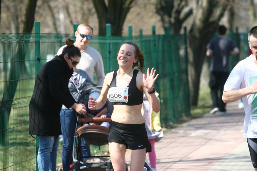 Biegli w niedzielę nad Zalewem Zemborzyckiem. To ostatni bieg z cyklu "Cztery Dychy do Maratonu" [DUŻO ZDJĘĆ]