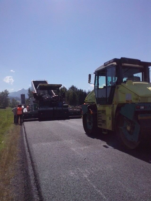 We wtorek na drodze w Jurgowie trwały prace przy laniu asfaltu
