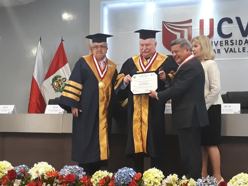 Lech Wałęsa z doktoratem honoris causa w Peru. Były...