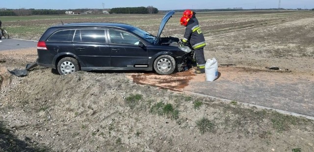 Do groźnego wypadku doszło w niedzielę na krajowej trasie numer 78 w Chlewicach. Ciężarna kobieta trafiła do szpitala, dwóm mężczyznom udzielono pomocy na miejscu.Dramatyczne sceny rozegrały się w gminie Moskorzew po godzinie 10.- 53-letni kierowca opla vectry wyprzedzał ciąg pojazdów, między innymi volkswagena golfa prowadzonego przez 40-latkę. Z naszych wstępnych ustaleń wynika, że kobieta nie upewniwszy się czy może bezpiecznie wykonać manewr, także zaczęła wyprzedzanie. W efekcie zderzyła się z autem 53-latka - tłumaczyła starszy sierżant Monika Jałocha, oficer prasowy Komendy Powiatowej  Policji we Włoszczowie.Po zderzeniu samochody zjechały na lewe pobocze. Opel uderzył tu w betonowy przepust, zaś golf dachował w rowie.Na pomoc ruszyło pięć strażackich zastępów, w tym druhowie z Chlewic i Moskorzewa.- Ratownicy zabezpieczyli miejsce wypadku, odłączyli akumulatory w rozbitych autach i udzielili pierwszej pomocy poszkodowanej ciężarnej kobiecie - informował młodszy brygadier Tomasz Szymański, rzecznik prasowy włoszczowskiej straży pożarnej.40-latka została zabrana do szpitala. Kierowcy opla i 38-letniemu pasażerowi golfa udzielono pomocy medycznej na miejscu.Akcja służb trwała blisko trzy godziny. Przez ten czas ruch na krajowej trasie numer 78 odbywał się wahadłowo.