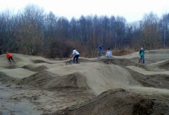 Ełcki pumptrack ma 120 m długości i 1,5 m szerokości. Do jego budowy zużyto prawie 50 ton specjalnej mineralnej substancji zagęszczającej, dzięki której jest bardziej stabilny.