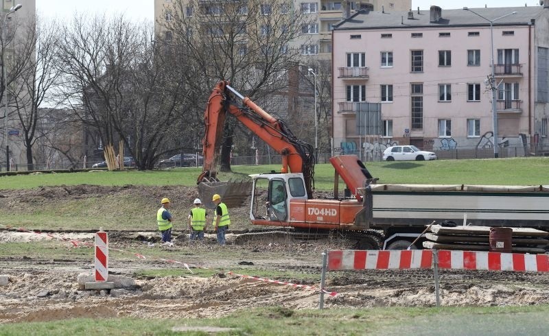 Kolejny remont i kolejne opóźnienia. Na budowie przedłużenia al. Grohmanów przestój, bo... grunt jest zły [ZDJĘCIA]