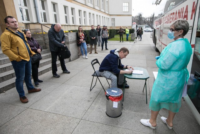 Podczas zbiórki krwi, która niedawno odbyła się przez przed Urzędem Marszałkowskim w Toruniu, dawcy przyjmowani byli pojedynczo, każdemu mierzono też temperaturę.