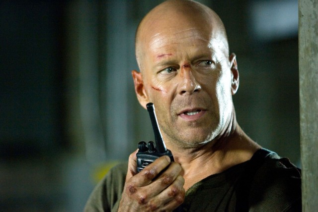 Bruce Willis, znany z kultowych filmów takich jak "Na wariackich papierach", "Szklana pułapka", czy "Pulp Fiction", aktualnie zmaga się z poważnymi problemami zdrowotnymi. W marcu 2022 roku rodzina Willisa ogłosiła, że aktor cierpi na otępienie czołowo-skroniowe. Demencja czołowo-skroniowa, znana jako FTD, stanowi ogromne wyzwanie zarówno dla samego Willisa, jak i dla jego bliskich.Na zdjęciu Bruce Willis w filmie "Szklana pułapka 4.0" ("Live Free or Die Hard"). Rok 2007. Zobaczcie, jak wygląda sobowtór Bruce'a Willisa. Jest bardzo do niego podobny. W naszej galerii znajdziesz zdjęcia, które to udowadniają >>>>