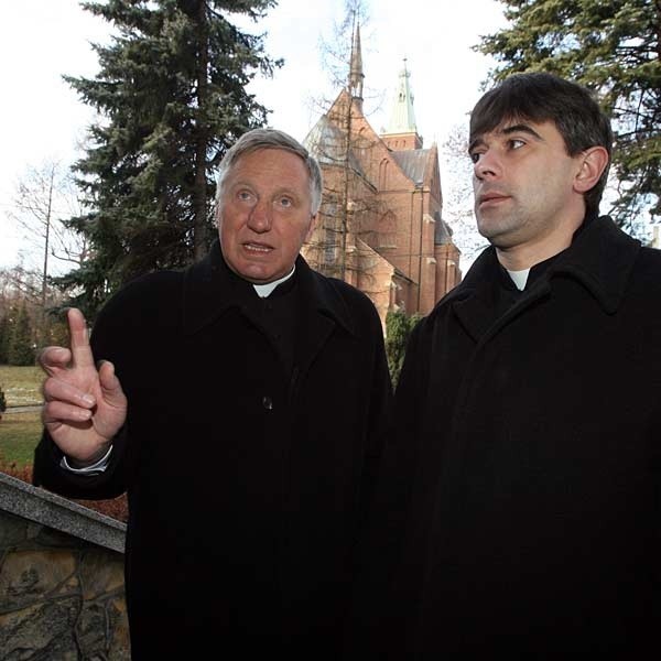 Proboszcz ks. prałat Ireneusz Folcik i  wikariusz ks. Ludwik Krupa. Na głównej wieży kościoła została tylko korona i dolna końcówka krzyża.