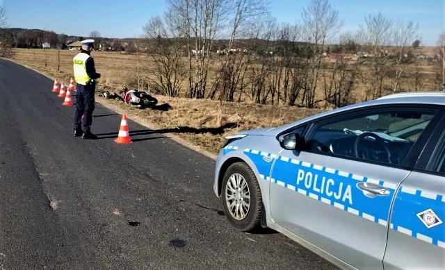 63-latek z sądowym zakazem kierowania spowodował zderzenie z motorowerzystą.