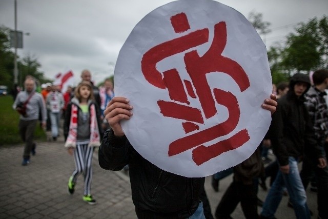 Manifestacja kibiców ŁKS na Placu Wolności [Film, zdjęcia]