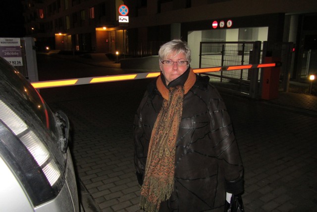Zdaniem Grażyny Białeckiej-Dorosz, która na osiedlu Na Smolnej często odwiedza córkę, znalezienie  tu wolnego miejsca parkingowego wieczorem lub w weekend graniczy z cudem