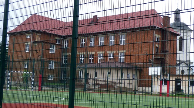 Za przebudowę budynku Szkoły Podstawowej numer 1 w Kazimierzy Wielkiej potencjalni wykonawcy życzą sobie dzisiaj ponad 7 milionów złotych.