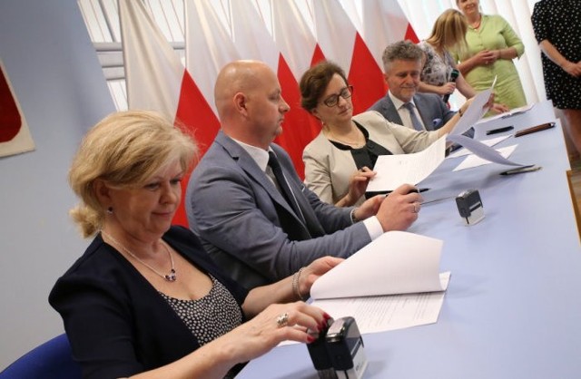 Burmistrz Andrzej Tuz i skarbnik Alicja Kłonicka podpisują umowę z wojewodą Agatą Wojtyszek