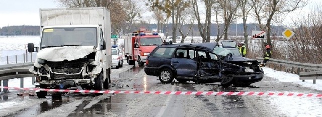 Volkswagen zderzył się z busem. 65 letni pasażer passata zginął na miejscu.
