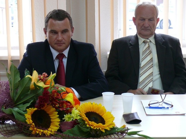 Grzegorza Dziubka (z lewej) pożegnały kwiatami władze gminy Włoszczowa i koledzy partyjni z Polskiego Stronnictwa Ludowego, którzy się rozpłakali, między innymi Stefan Lesiak, który nazwał Dziubka swoim przyjacielem.