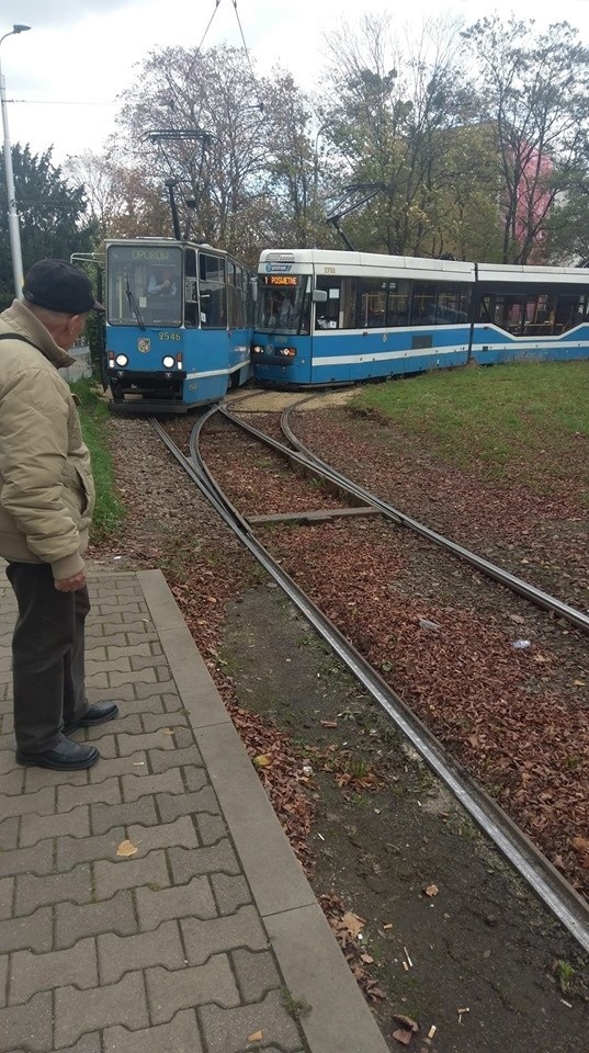 Zderzenie dwóch tramwajów na pętli. Są utrudnienia 