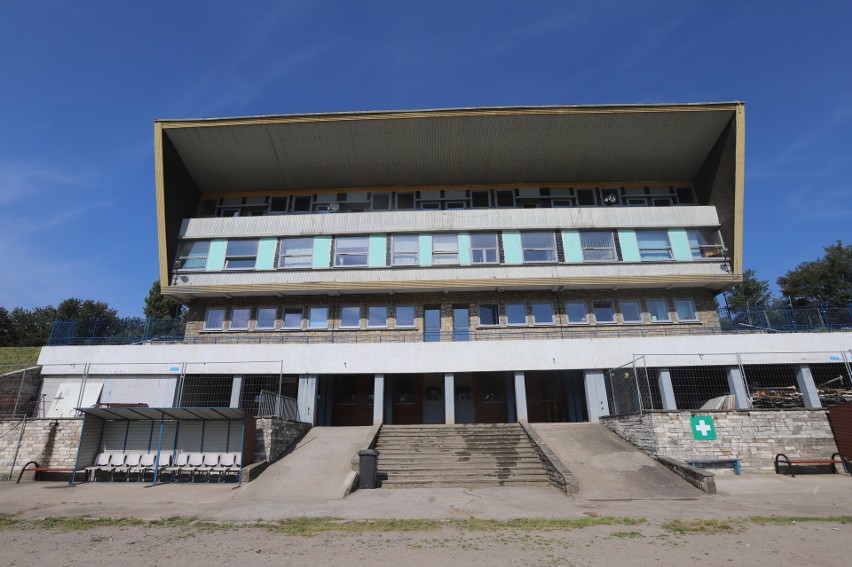 Stadion im. Pawła Waloszka na Skałce i budynek OSiR dzień...