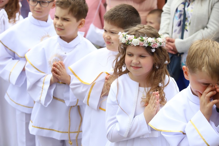 W parafii św. Antoniego na Wrzosach dzieci przystąpiły do Pierwszej Komunii Świętej ZDJĘCIA