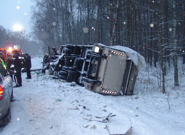 Około godz. 5.15 w miejscowości Dobiegniewo 10 km od Włocławka tir zjechał na lewy pas ruchu i uderzył w ciężarówkę przewożącą samochody. Zginął 61-letni kierowca.