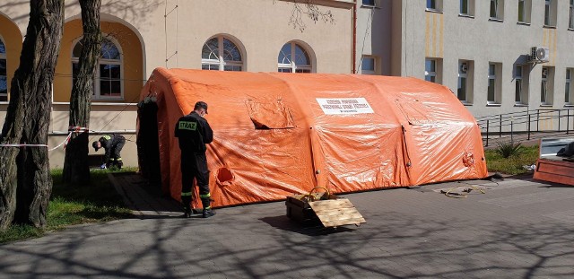 Dziś na terenie szpitala powiatowego w Chełmnie ratownicy JRG Chełmno ustawili namiot pneumatyczny