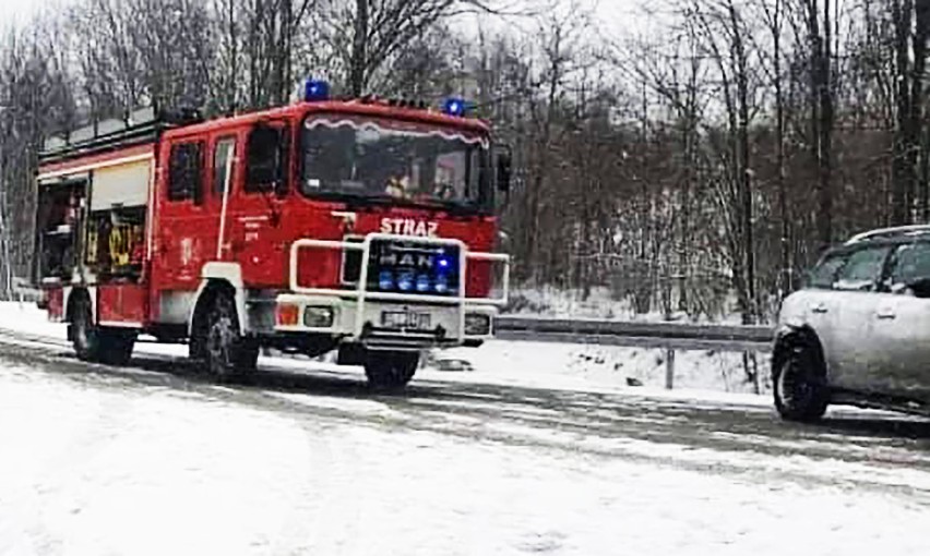 Zima groźna dla kierowców. Dwie osobówki zderzyły się na drodze pod Limanową