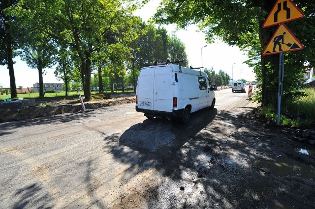 Tylko 80 metrów ma zniszczony odcinek ul. Morskiej między dwoma nowymi rondami. Niestety, nie ma możliwości objazdu. Szkoda, że tych prac nie przeprowadzono razem z budową rond. Uniknęlibyśmy kolejnego etapu korków.