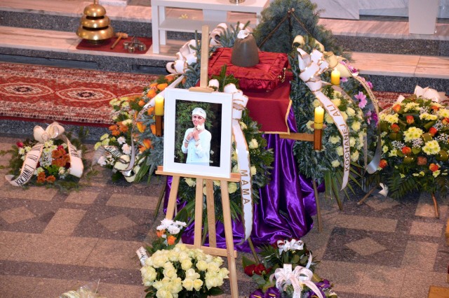Urna z prochami Alicji Czajkowskiej-Chmielewskiej podczas Mszy pogrzebowej w kościele Trójcy Przenajświętszej