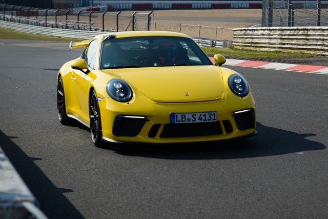 Porsche 911 GT3Nowe Porsche 911 GT3 zakończyło dzień testów na legendarnej Północnej Pętli toru Nürburgring z czasem okrążenia 7 min i 12,7 s. Zatwierdzona do użytku drogowego „911” o specyfikacji podobnej do swojego wyścigowego odpowiednika pobiła czas poprzednika o 12,3 s.Fot. Porsche