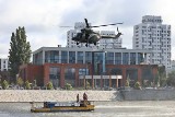 Wrocław. Strażacy interweniowali nad Odrą. Nad rzeką krążył helikopter, wrocławianie bardzo zaniepokojeni [ZDJĘCIA, FILM]