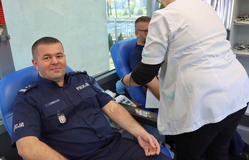 Honorowa zbiórka krwi w Komendzie Wojewódzkiej Policji w Radomiu. W akcji wzięło udział ponad trzydzieści osób 