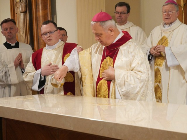 Zgodnie z wymogami liturgicznymi uroczystemu poświęceniu ołtarza towarzyszyło namaszczenie go Krzyżmem Świętym. Na zdjęciu biskup kielecki Jan Piotrowski.