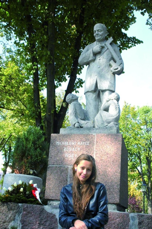 Kim jest postać z pomnika,  Iwona Zapaśnik dowiedziała się z lekcji jęz. polskiego. &#8211; To nasz poeta &#8211; mówi młoda ełczanka.