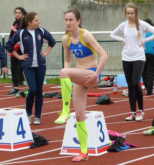 Oliwia Pakuła (w środku) zdobyła złoty medal w biegu na 400 metrów podczas Ogólnopolskiej Olimpiady Młodzieży.