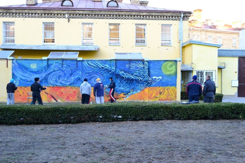 Mural Orzeł Wolności na ścianie dziedzińca białostockiego...