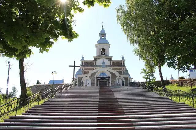 Kościół parafialny p.w. Narodzenia NMP w KundzinieKościół z polnego kamienia wybudowano w 1856 r. Obecnie zabytkowy kościół jest siedzibą parafii rzymskokatolickiej pw. Narodzenia NMP