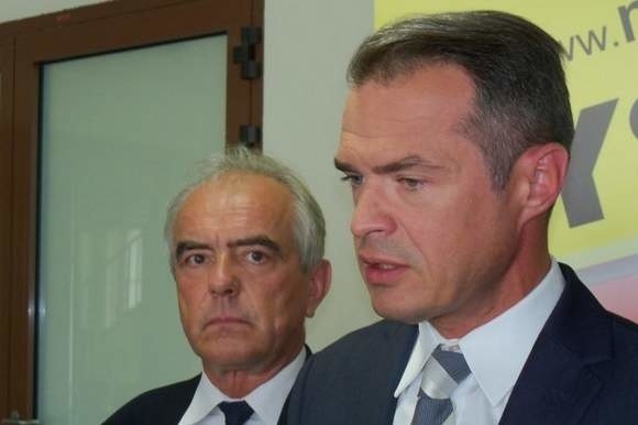 Prokuratura skierowała do prokuratora generalnego wniosek o uchylenie immunitetu poselskiego ministrowi Nowakowi (na zdjęciu z prawej).