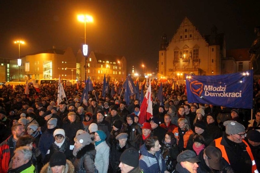 Strajk obywatelski na placu Mickiewicza w Poznaniu