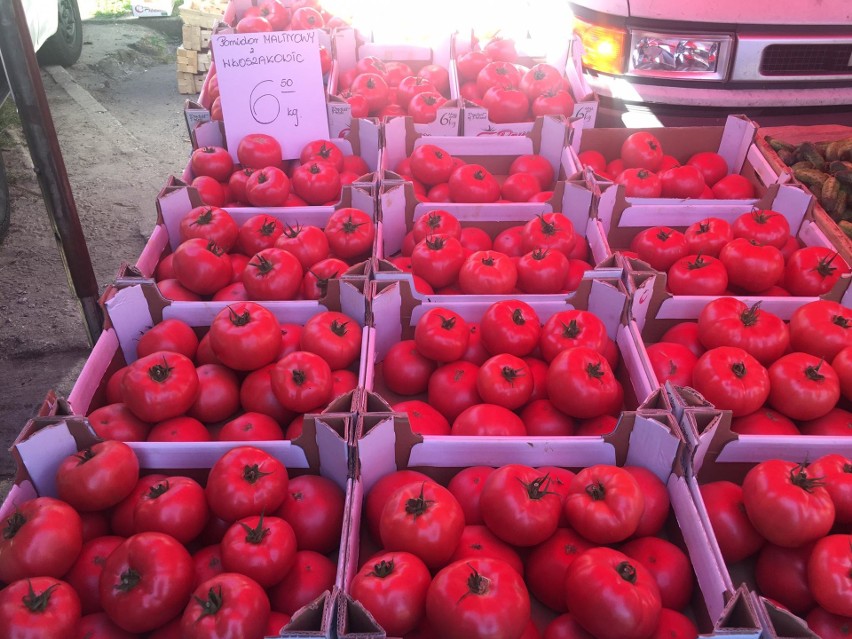 Ryneczek przy Owocowej w Zielonej Górze w dzień targowy. Ile zapłacimy za pomidory, ogórki czy ziemniaki? Sprawdziliśmy to! 