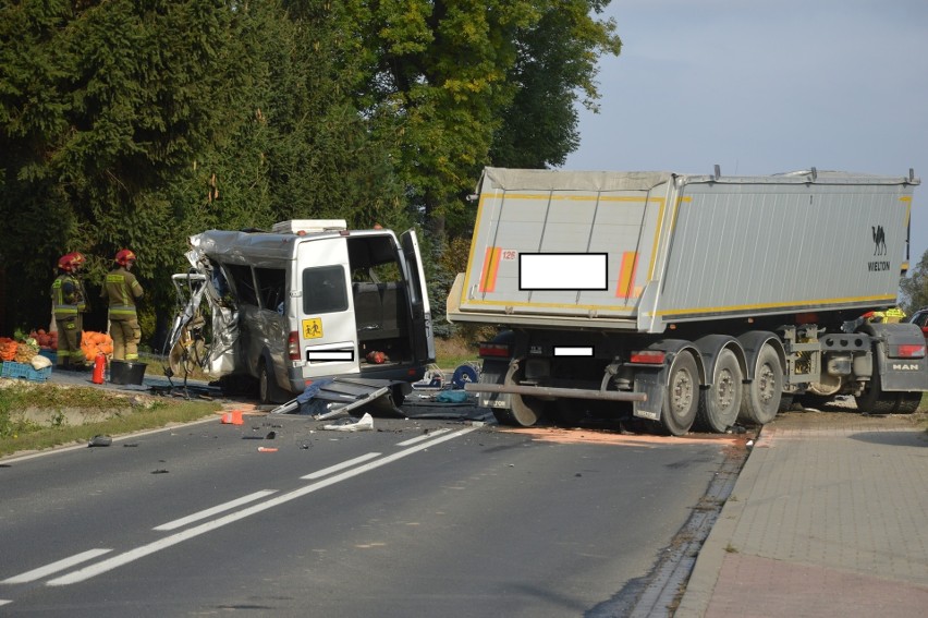 Szklana. Czołowe zderzenie busa i ciężarówki na DW 776. Nie żyją kierowcy pojazdów