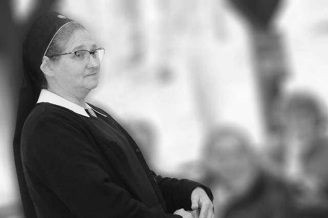 Do tragicznego zdarzenia doszło w poniedziałek, 20 marca, w Sąborzu, niedaleko Słupska. Jak informuje diecezja koszalińsko-kołobrzeska, śmierć poniosła siostra Inga Grula, ze zgromadzenia sióstr szensztackich. Miała 56 lat. Od 4 lat była przełożoną domu zakonnego przy ul. Zielonej w Koszalinie.