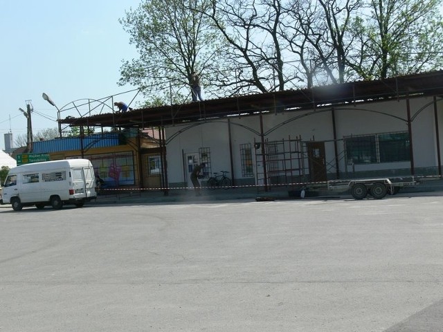 Na budynku dworca autobusowego w Baranowie Sandomierskim pojawi się także nowe zadaszenie.