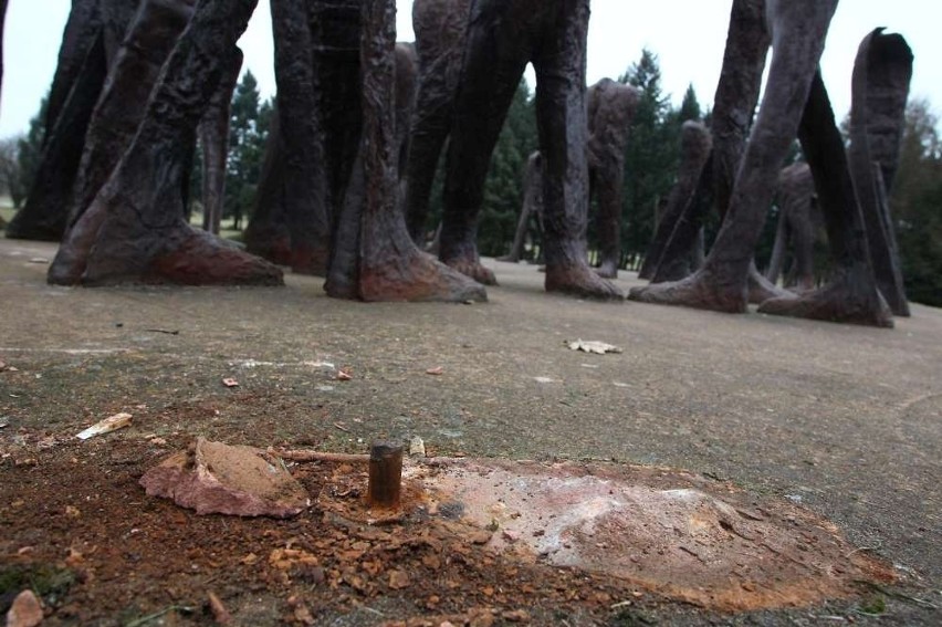 Rzeźba Abakanowicz na Cytadeli została zniszczona!