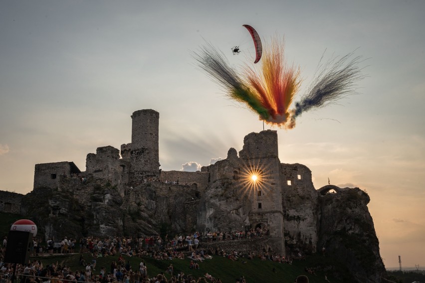 Efektowne loty balonem, występy artystów teatru ognia,...