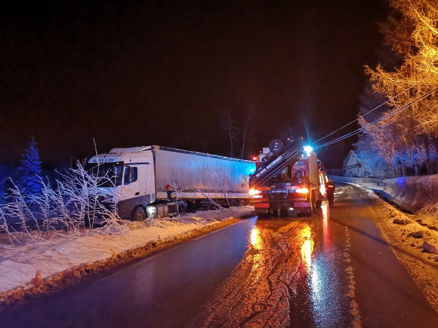 Podhale: Nocny wypadek w Rdzawce. Tir wjechał do rowu