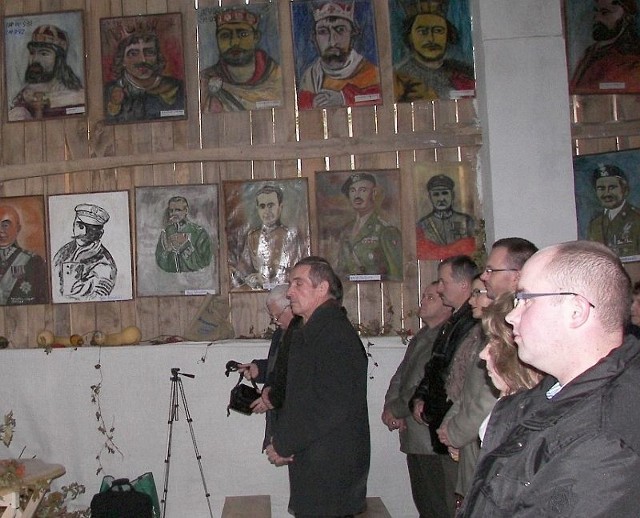 Ostatnią w tym roku wystawą była prezentacja malarstwa o tematyce patriotycznej autorstwa Feliksa Skowrona.