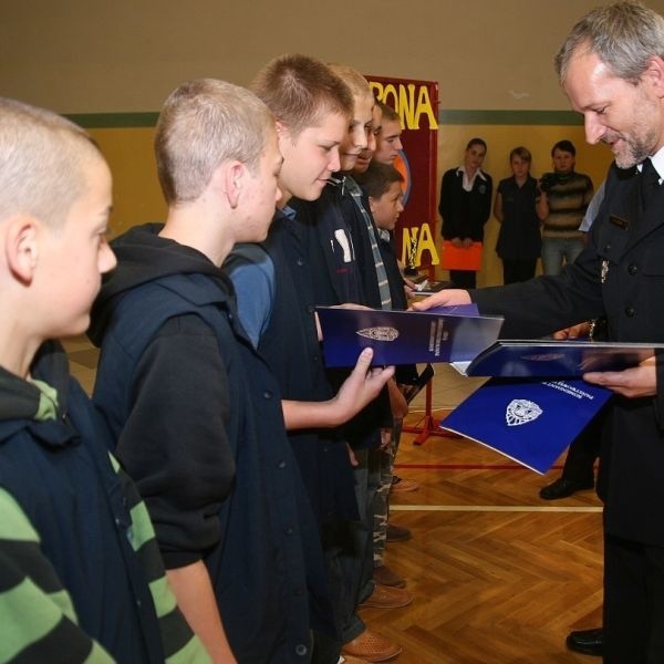 Ryszard Sieńko, Komendant Powiatowy Państwowej Straży Pożarnej w Nisku wręczył całej drużynie listy gratulacyjne.
