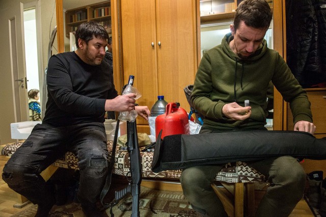 Na zdjęciach przesłanych przez naszych wysłanników widać ukraińskich cywili, którzy przygotowują broń i koktajle Mołotowa, aby odeprzeć atak na stolicę.