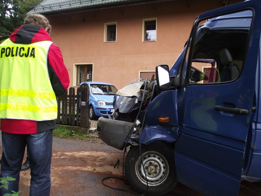 Wypadek w Trzcińsku. Bus zderzył się z ciągnikiem. 13 osób poszkodowanych (ZDJĘCIA)