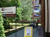 Letnia czytelnia działa w Tarnobrzegu. Obok budynku Biblioteki