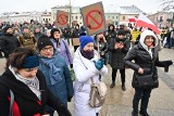 Kolejna manifestacja przeciwko szczepieniom na Rynku w Kielcach [ZAPIS TRANSMISJI, ZDJĘCIA]