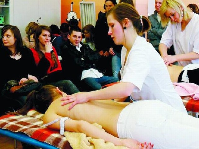 Skorzystanie z umiejętności techników masażystów to jedna z atrakcji  Dni Otwartych. Potrwaja do soboty. Szkołę można odwiedzać dziś i jutro w godz. od 9 do 15, a w sobotę od 10 do 13.
