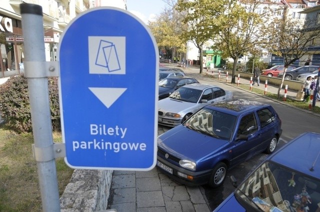 Brak rotacji na miejscach parkingowych w ścisłym centrum Namysłowa byłby udręką dla okolicznych mieszkańców, którzy nie mieliby gdzie zaparkować.