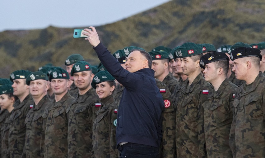 Andrzej Duda u polskich żołnierzy na lotnisku Rzeszów - Jasionka [ZDJĘCIA]